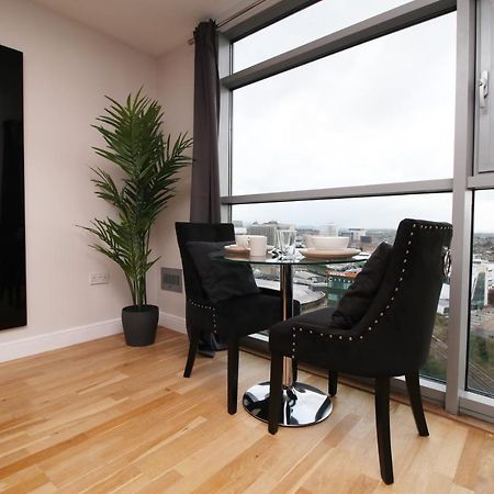The View - Long Stay Offer - Modern Central Apartment And Parking By Cto Serviced Apartments Cardiff Bagian luar foto