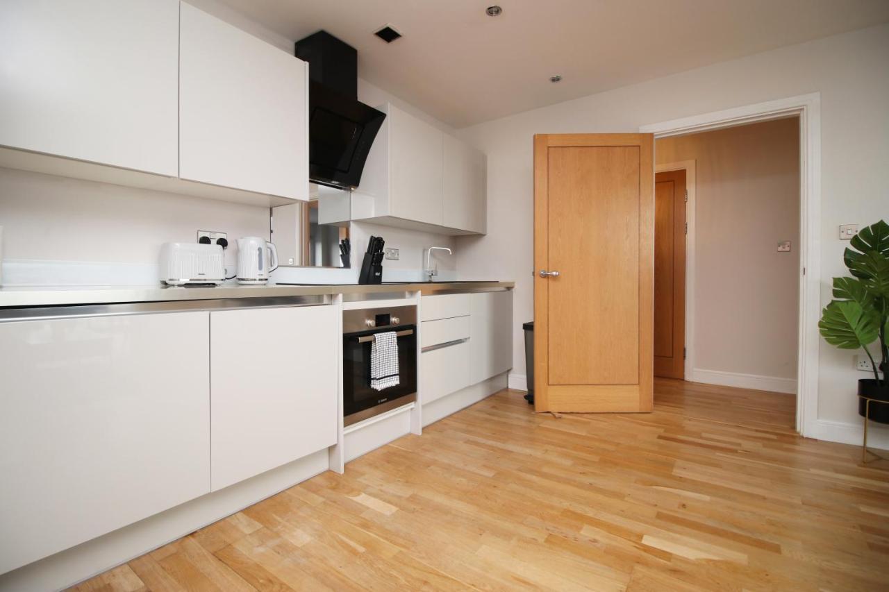 The View - Long Stay Offer - Modern Central Apartment And Parking By Cto Serviced Apartments Cardiff Bagian luar foto