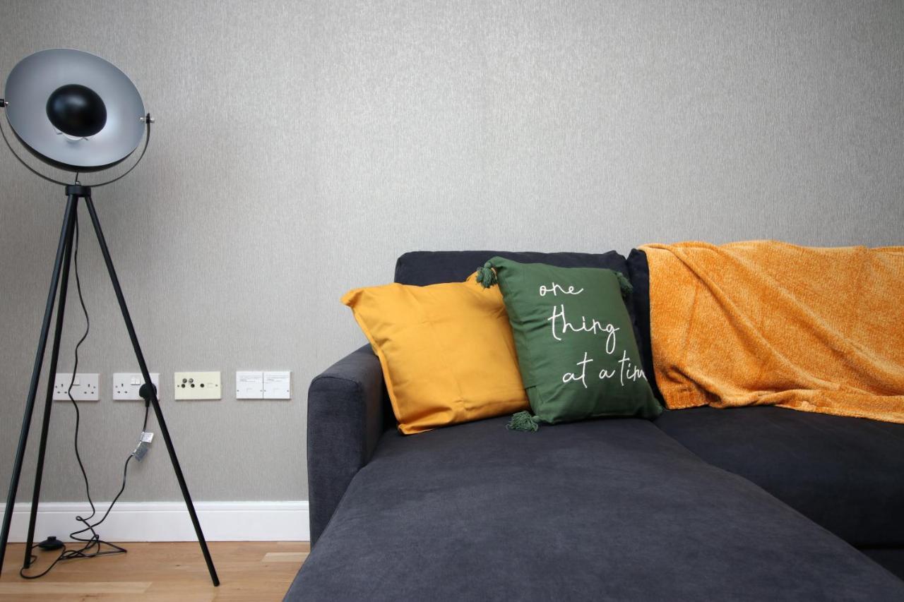 The View - Long Stay Offer - Modern Central Apartment And Parking By Cto Serviced Apartments Cardiff Bagian luar foto