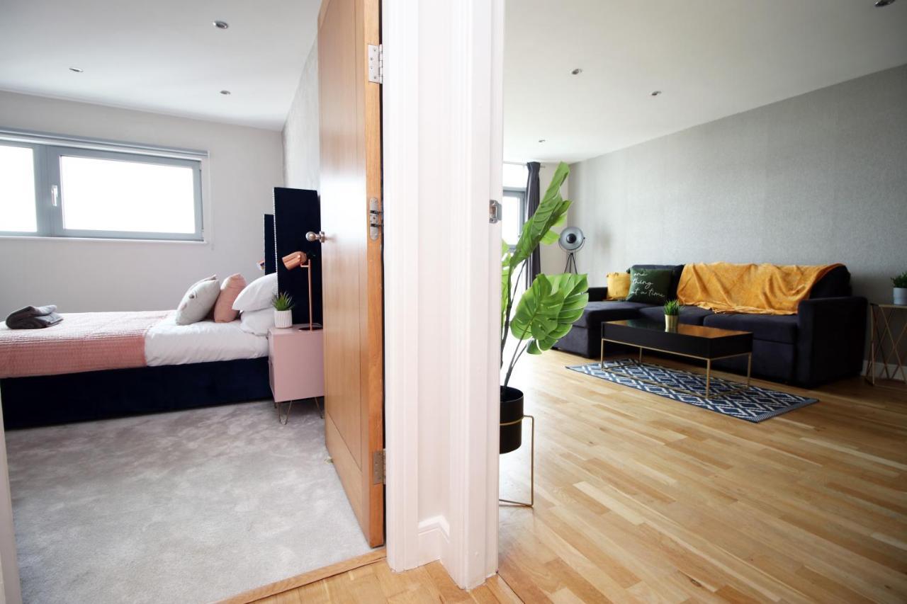 The View - Long Stay Offer - Modern Central Apartment And Parking By Cto Serviced Apartments Cardiff Bagian luar foto