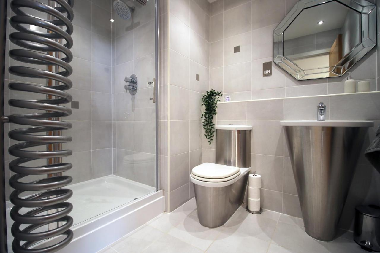 The View - Long Stay Offer - Modern Central Apartment And Parking By Cto Serviced Apartments Cardiff Bagian luar foto