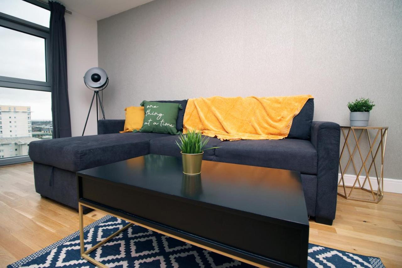 The View - Long Stay Offer - Modern Central Apartment And Parking By Cto Serviced Apartments Cardiff Bagian luar foto